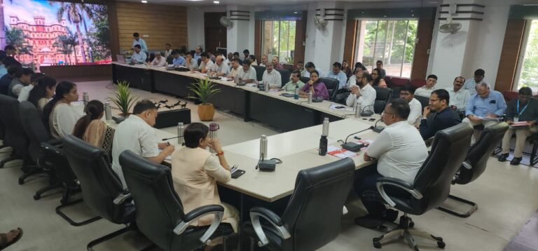 कलेक्टर शिवम वर्मा की अध्यक्षता में औद्योगिक भूमि आवंटन प्रक्रिया पर बैठक आयोजित