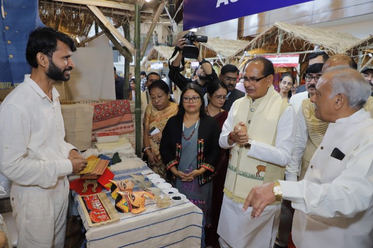 कृषि मंत्री शिवराज सिंह चौहान ने ‘वीविंग इंडिया टुगेदर’ सम्मेलन में पूर्वोत्तर के बुनकरों और शिल्पियों से किया संवाद