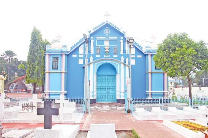 बांग्लादेश: ढाका में होली क्रॉस कॉलेज और होली रोज़री चर्च के सामने कई बम विस्फोट