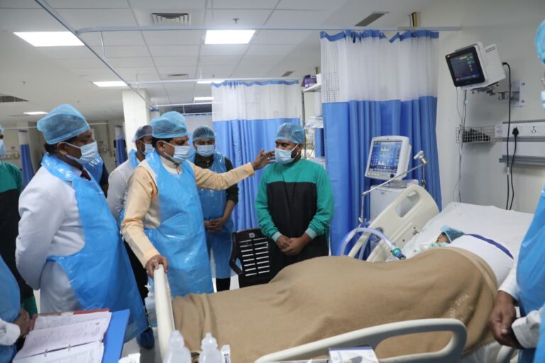 मुख्यमंत्री डॉ. मोहन यादव ने नागपुर एम्स में कफ सिरप से प्रभावित छिंदवाड़ा के मरीजों का हाल जाना