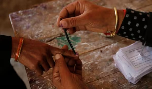 बिहार विधानसभा चुनाव 2025: पहले चरण की अधिसूचना आज होगी जारी, 121 सीटों पर शुरू होगी नामांकन प्रक्रिया