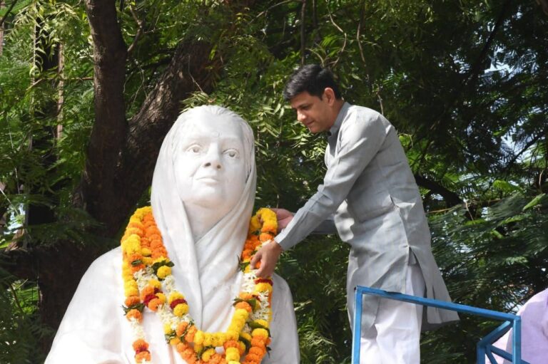 राजमाता विजयाराजे सिंधिया जी की जयंती पर भाजपा परिवार ने प्रतिमा पर माल्यार्पण कर अर्पित की श्रद्धांजलि