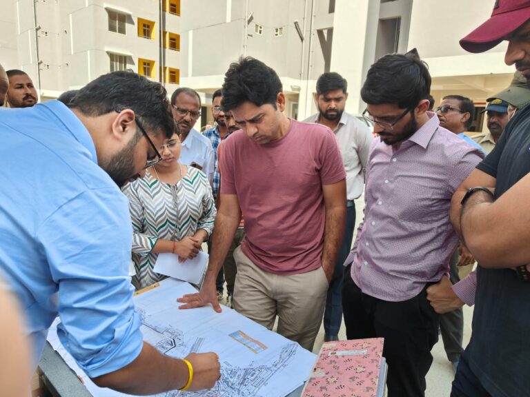 प्रधानमंत्री आवास योजना अंतर्गत निर्मित एवं निर्माणाधीन आवासों का निरीक्षण, आयुक्त ने गुणवत्ता और सुरक्षा पर दिए निर्देश