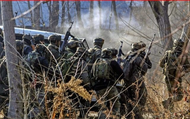 जम्मू-कश्मीर: कुपवाड़ा में मुठभेड़ में दो आतंकी ढेर, भारी हथियार बरामद