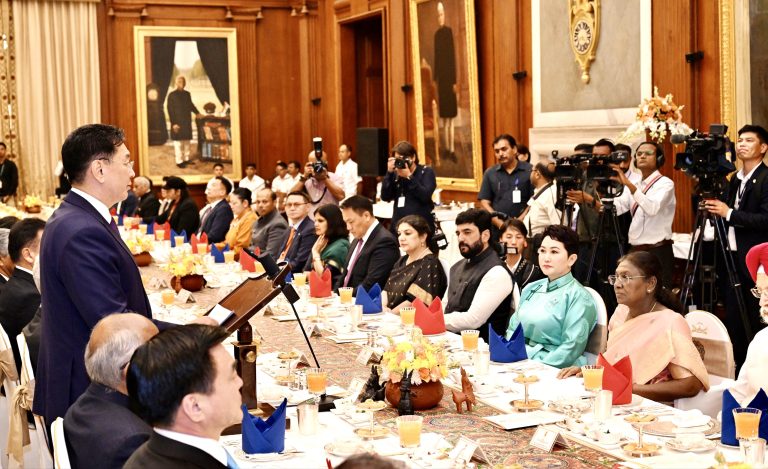 राष्ट्रपति द्रौपदी मुर्मु ने संयुक्त राष्ट्र सैन्य योगदानकर्ता देशों के सेना प्रमुखों से की मुलाकात