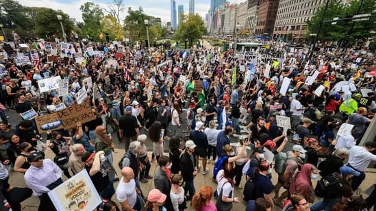 अमरीका: राष्ट्रपति डॉनल्‍ड ट्रंप के विरोध में लोग नो किंग्स विरोध प्रदर्शन के लिए सड़कों पर उतरे