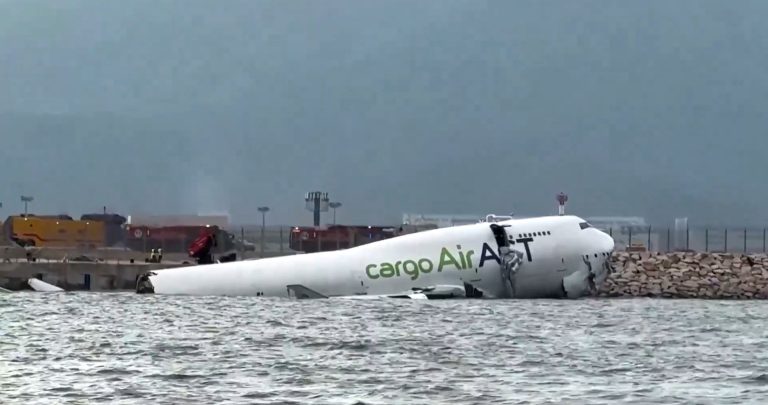 हांगकांग अंतर्राष्ट्रीय हवाई अड्डे पर मालवाहक विमान समुद्र में गिरा, दो की मौत