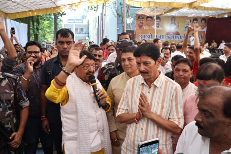 आस्था वृद्ध आश्रम में दिवाली मिलन समारोह, कैलाश विजयवर्गीय और रमेश मेंदोला ने बच्चों और वृद्धजनों के साथ मनाया पर्व