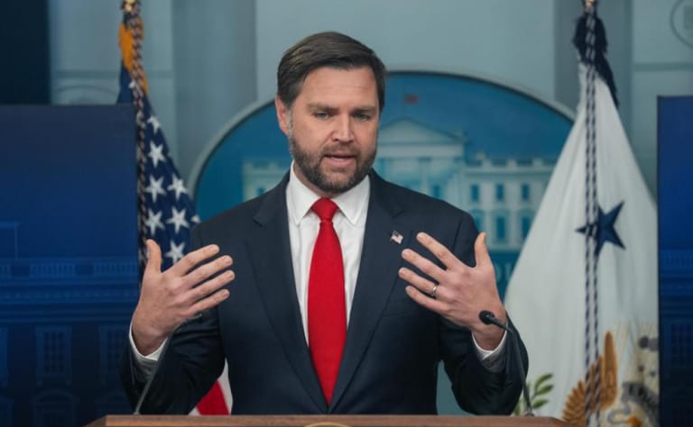 अमेरिकी उपराष्ट्रपति जेडी वेंस ने हमास को चेतावनी दी है कि अगर उसने निरस्त्रीकरण से इनकार किया तो उसे मिटा दिया जाएगा