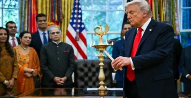 अमरीका के राष्ट्रपति डॉनल्ड ट्रंप ने व्‍हाइट हाउस में दि‍वाली समारोह में भाग लिया