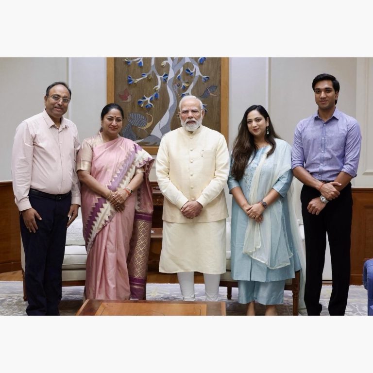 दिल्ली की मुख्यमंत्री रेखा गुप्ता ने प्रधानमंत्री नरेन्‍द्र मोदी से मुलाकात कर उन्‍हें दिवाली की बधाई दी