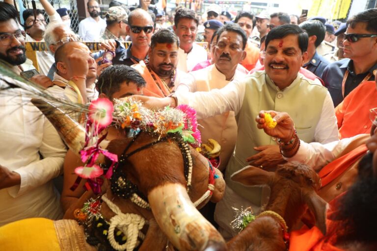 मुख्यमंत्री डॉ. मोहन यादव द्वारा रेशम केंद्र गौशाला, जिला इंदौर में आयोजित गोवर्धन पूजा में सहभागिता की