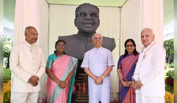 राष्ट्रपति द्रौपदी मुर्मु ने के.आर. नारायणन की प्रतिमा का अनावरण किया