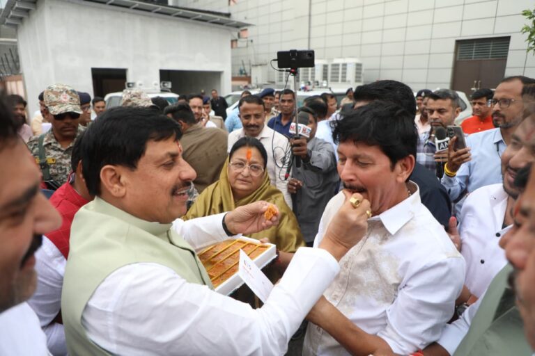 मुख्यमंत्री डॉ. यादव का इंदौर एयरपोर्ट पर जनप्रतिनिधियों ने किया आत्मीय स्वागत