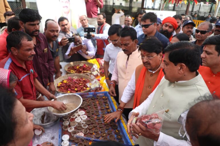 मुख्यमंत्री डॉ. यादव ने इंदौर में गाय के गोबर से निर्मित स्वदेशी दीयों के प्रकल्प की सराहना की