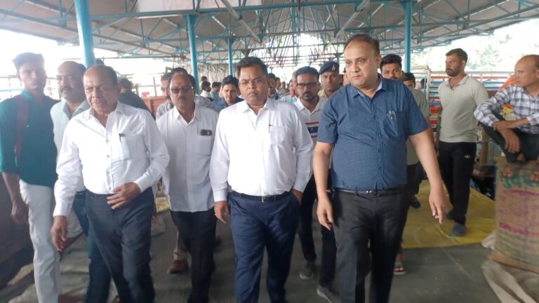 इंदौर में भावांतर योजना के तहत सोयाबीन खरीदी शुरू, कलेक्टर शिवम वर्मा ने मंडी में लिया जायजा