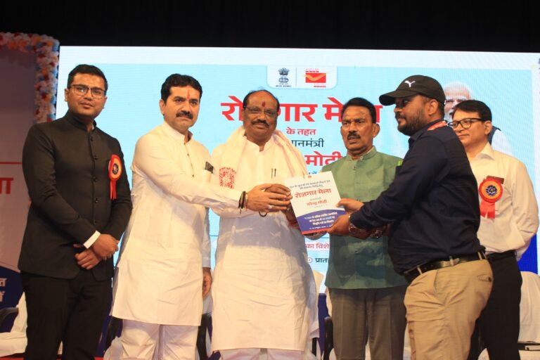 इंदौर में रोजगार मेला सम्पन्न, 102 अभ्यर्थियों को मिले नियुक्ति पत्र