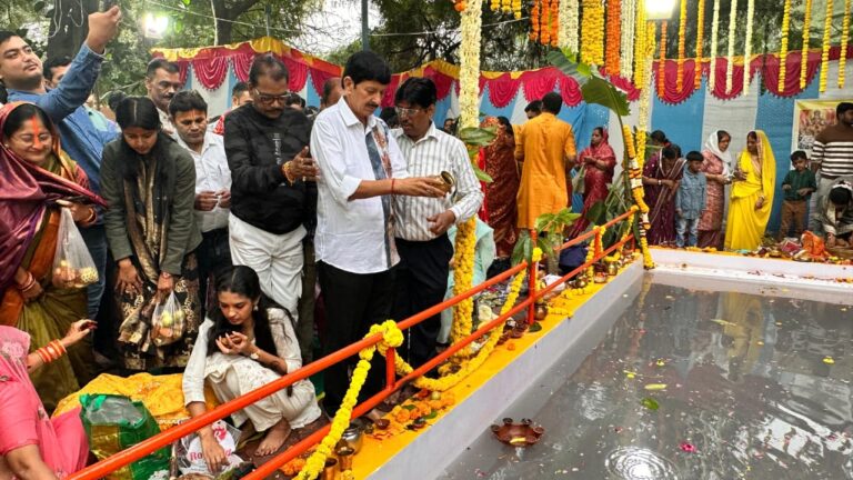 इंदौर विधानसभा क्षेत्र क्रमांक 2 में श्रद्धा और भक्ति के साथ मनाया गया छठ पर्व, विधायक रमेश मेंदोला ने किया उषा अर्घ्य
