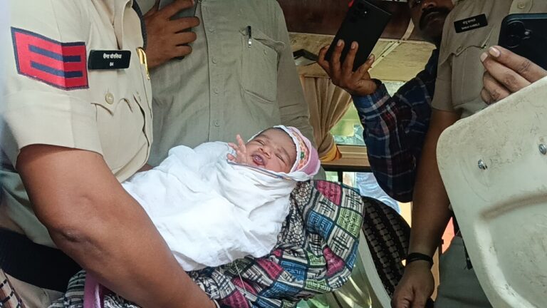 इंदौर में अमर ज्योति ट्रैवल्स की बस में मिला 15 दिन का बच्चा, माता-पिता बस में छोड़कर हुए फरार