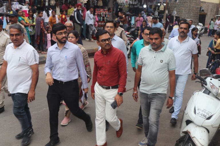 संभागायुक्त डॉ. खाड़े ने किया गोपाल मंदिर और लाल बाग पैलेस का निरीक्षण, ऑडिटोरियम निर्माण एक माह में पूर्ण करने के निर्देश