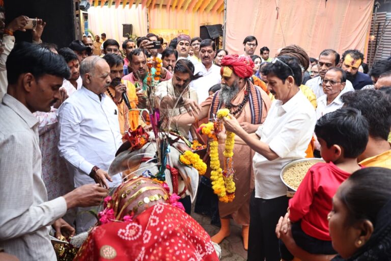 विधायक रमेश मेंदोला ने माताजी स्व. रामप्यारी देवी मेंदोला की स्मृति में गौमाता को छप्पन भोग अर्पित कर की महाआरती, कहा — गौसेवा ही सच्ची मातृभक्ति है