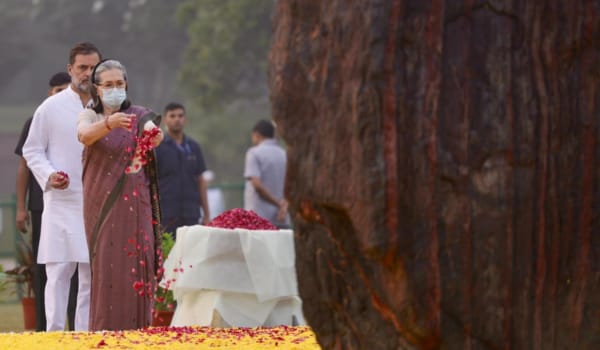 इंदिरा गांधी की पुण्यतिथि पर सोनिया गांधी और राहुल गांधी ने अर्पित की श्रद्धांजलि, शक्ति स्थल पर उमड़ा कांग्रेस नेतृत्व
