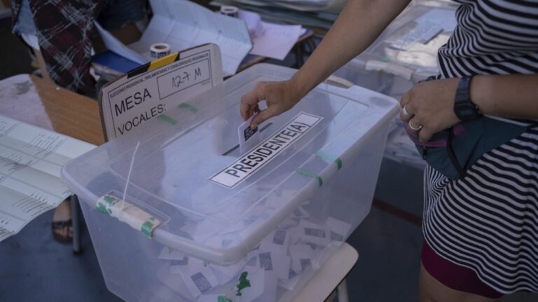 चिली में राष्ट्रपति चुनाव: कल होगा मतदान, जेनेट जारा और कास्ट के बीच कड़ी टक्कर की उम्मीद