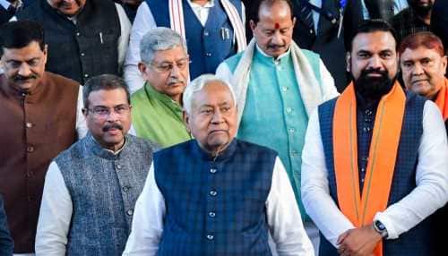 पटना में नीतीश सरकार का मंत्रिमंडल विस्तार, छह मंत्रियों ने ली शपथ — MP के CM मोहन यादव ने दी बधाई, कहा ‘बिहार सुशासन के मार्ग पर लौट आया’