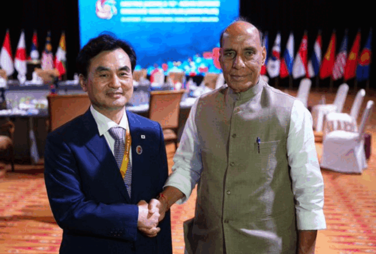 12वीं आसियान रक्षा बैठक: राजनाथ सिंह ने दक्षिण कोरिया, न्यूजीलैंड और वियतनाम के रक्षा मंत्रियों से की द्विपक्षीय वार्ता