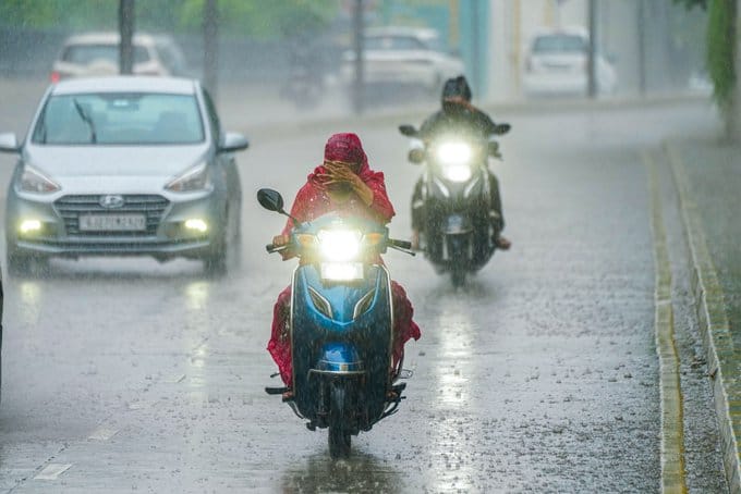 मौसम विभाग का अनुमान: आज कई राज्यों में तेज बारिश और कोहरे की संभावना