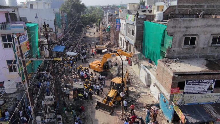 इंदौर नगर निगम की बड़ी कार्रवाई: एम.आर. 9 से एल.आई.जी. लिंक रोड चौड़ीकरण में बाधक 140 मकान हटाए गए