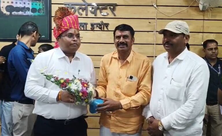 जनसुनवाई में दिखा प्रेरक दृश्य: किसानों ने साफा पहनाकर कलेक्टर शिवम वर्मा के प्रति जताया आभार