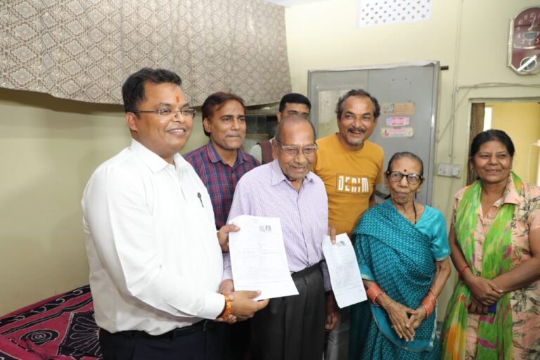 इंदौर में मतदाता सूची के विशेष गहन पुनरीक्षण (SIR) की शुरुआत, कलेक्टर शिवम वर्मा ने स्वयं घर-घर जाकर गणना प्रपत्र वितरित किए