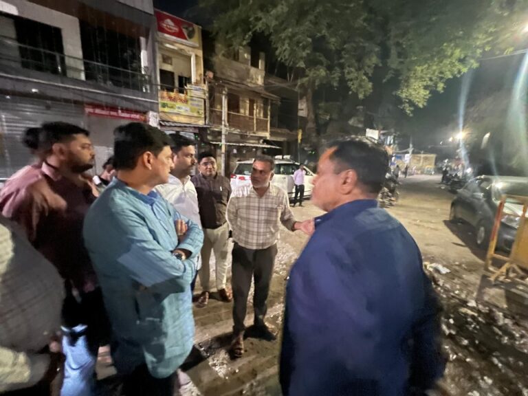 महापौर पुष्यमित्र भार्गव ने संभाला सड़कों का मोर्चा, देर रात खुद कर रहे निरीक्षण – 15 दिन में मुख्य मार्ग दुरुस्त करने के निर्देश