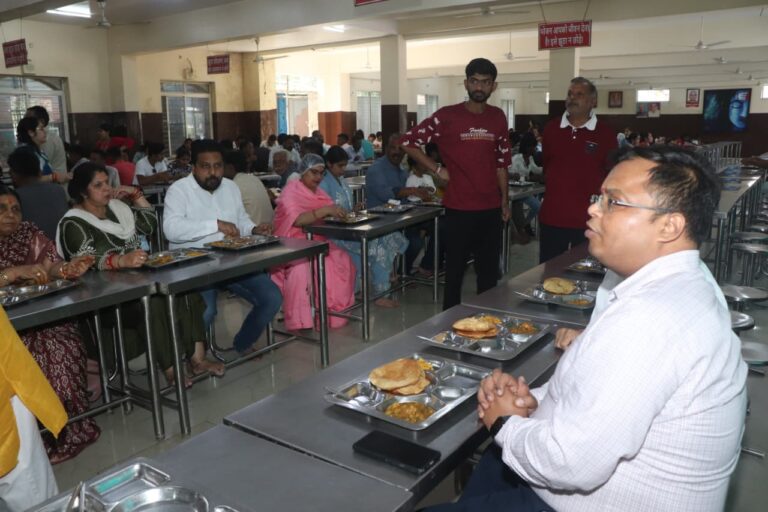 कलेक्टर शिवम वर्मा ने खजराना गणेश मंदिर में अन्नकूट प्रसादी ग्रहण की