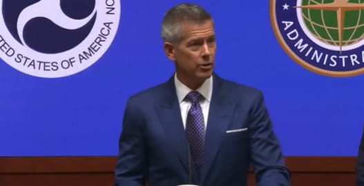 सरकारी बंद के बीच अमेरिका में 40 हवाई अड्डों पर उड़ानों में 10% कटौती कल से