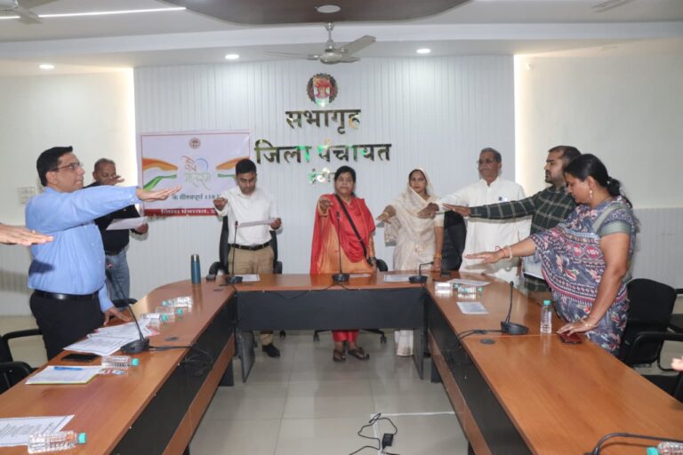 इंदौर जिला पंचायत में वंदे मातरम् के 150 वर्ष पूर्ण होने पर हुआ सामूहिक गायन