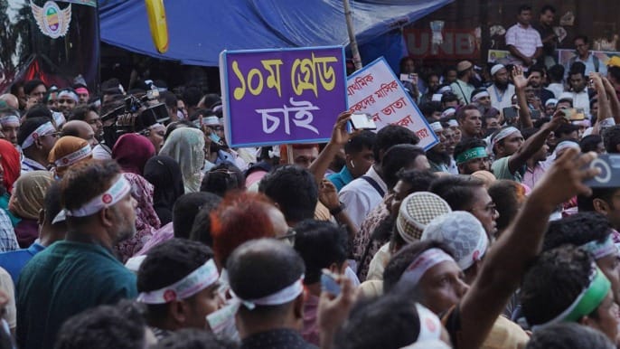 ढाका में शिक्षकों और पुलिस के बीच हिंसक झड़प, 120 लोग घायल