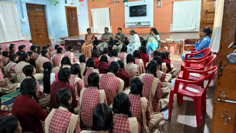 इंदौर में महिला सुरक्षा के लिए पुलिस का जागरूकता अभियान, राऊ में बच्चियों को दी गई गुड टच और बैड टच की जानकारी