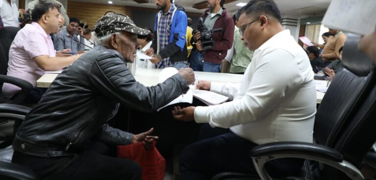 जन आकांक्षाओं पर खरी उतर रही है इंदौर की जनसुनवाई, कलेक्टर शिवम वर्मा ने ढाई सौ से अधिक आवेदनों पर की सुनवाई