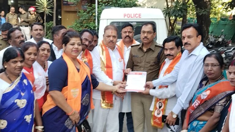 शिवसेना पदाधिकारियों ने तुकोगंज थाने पर सौंपा ज्ञापन, झूठी शिकायत करने वाले पूर्व पदाधिकारी पर कार्रवाई की मांग