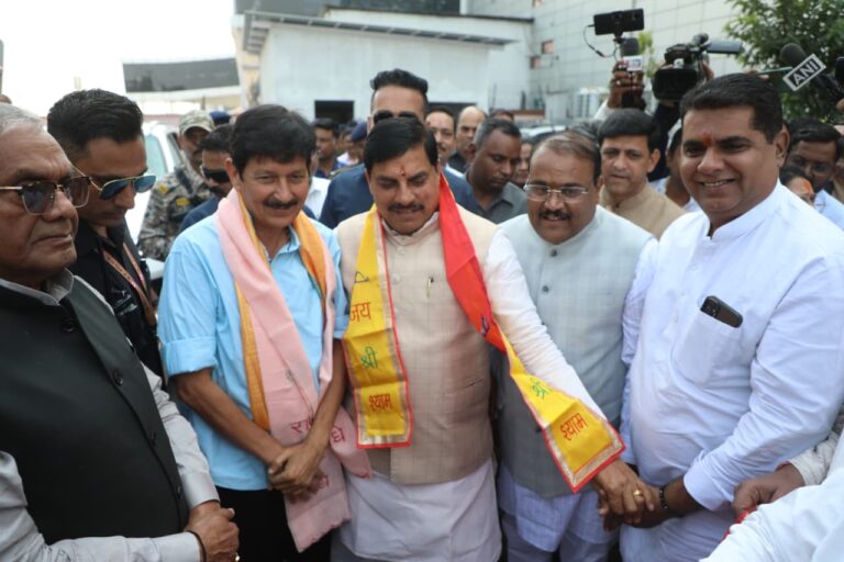 मुख्यमंत्री मोहन यादव का इंदौर आगमन पर भाजपा नेताओं ने किया भव्य स्वागत