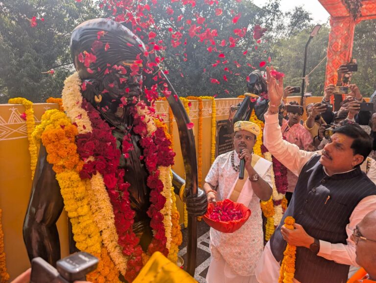 CM मोहन यादव ने आलीराजपुर में भगवान बिरसा मुंडा और जनजातीय नायक छितु किराड़ की प्रतिमा का अनावरण किया