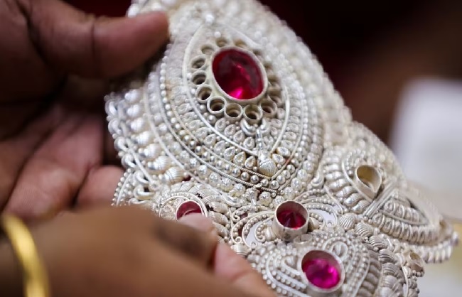 सरकार ने ‘प्लैटिनम’ आभूषणों के आयात पर 30 अप्रैल तक लगाया प्रतिबंध