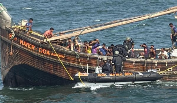 भारतीय तटरक्षक बल ने अवैध मछली पकड़ते 19 बांग्लादेशी नागरिकों को पकड़ा, तीन नौकाएँ जब्त