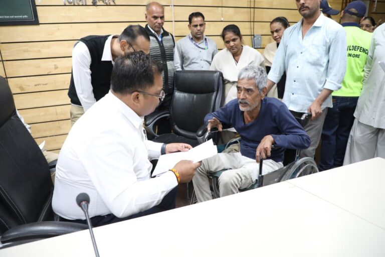 इंदौर की जनसुनवाई बनी जरूरतमंदों का सहारा – हाथों-हाथ हो रहा समस्याओं का निराकरण