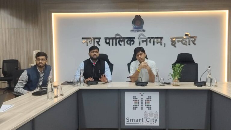 इंदौर में अवैध होर्डिंग्स पर बड़ी कार्रवाई, आयुक्त ने रिमूवल और वर्कशॉप विभाग की समीक्षा बैठक ली