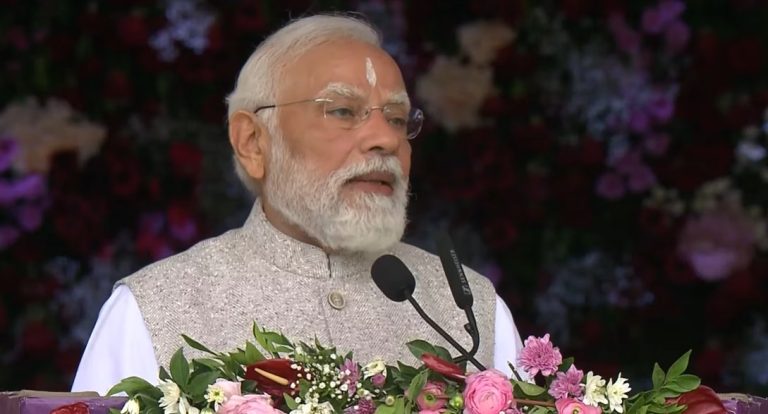 सत्य साईं बाबा शताब्दी समारोह में पहुंचे पीएम मोदी, कहा—उनका जीवन “वसुधैव कुटुम्बकम” का दिव्य संदेश