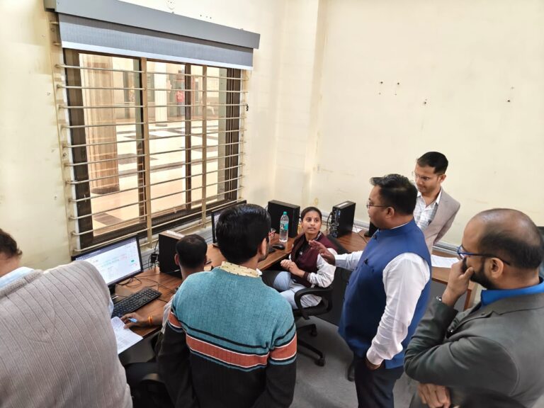 इंदौर में कलेक्टर शिवम वर्मा ने किया मतदाता सूची पुनरीक्षण का औचक निरीक्षण, समयबद्ध कार्य के दिए निर्देश