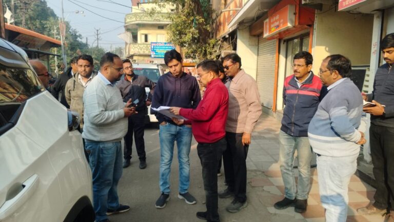 इंदौर में आयुक्त दिलीप कुमार यादव ने निर्माणाधीन सड़कों का निरीक्षण किया, बाधक हटाने और नोटिस जारी करने के निर्देश